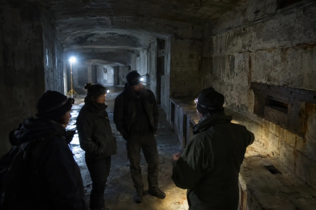 Galerie d'un ouvrage militaire souterrain, faible éclairage